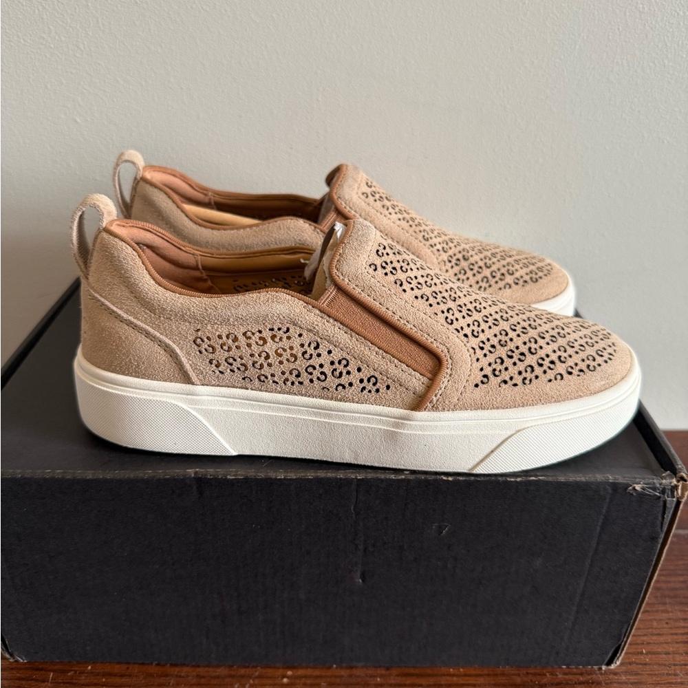 Vionic Kimmie slip on sneakers perforated‎ 5 wide